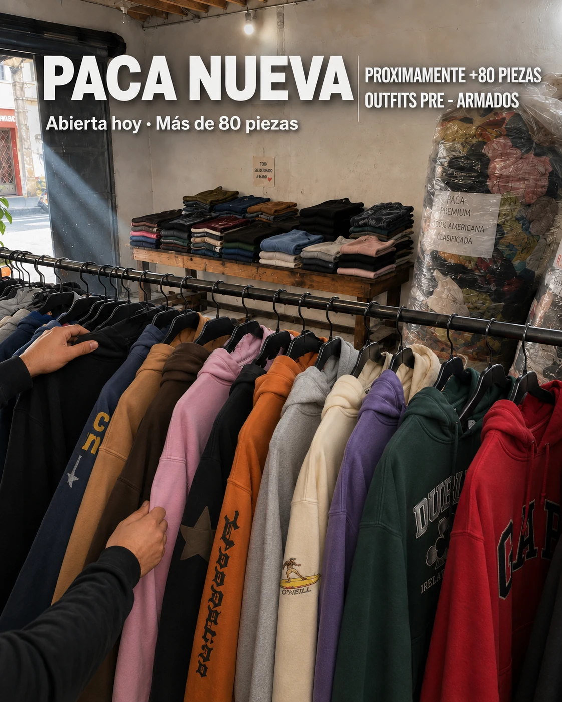 Anuncio Paca nueva: ropa en percheros y prendas apiladas.